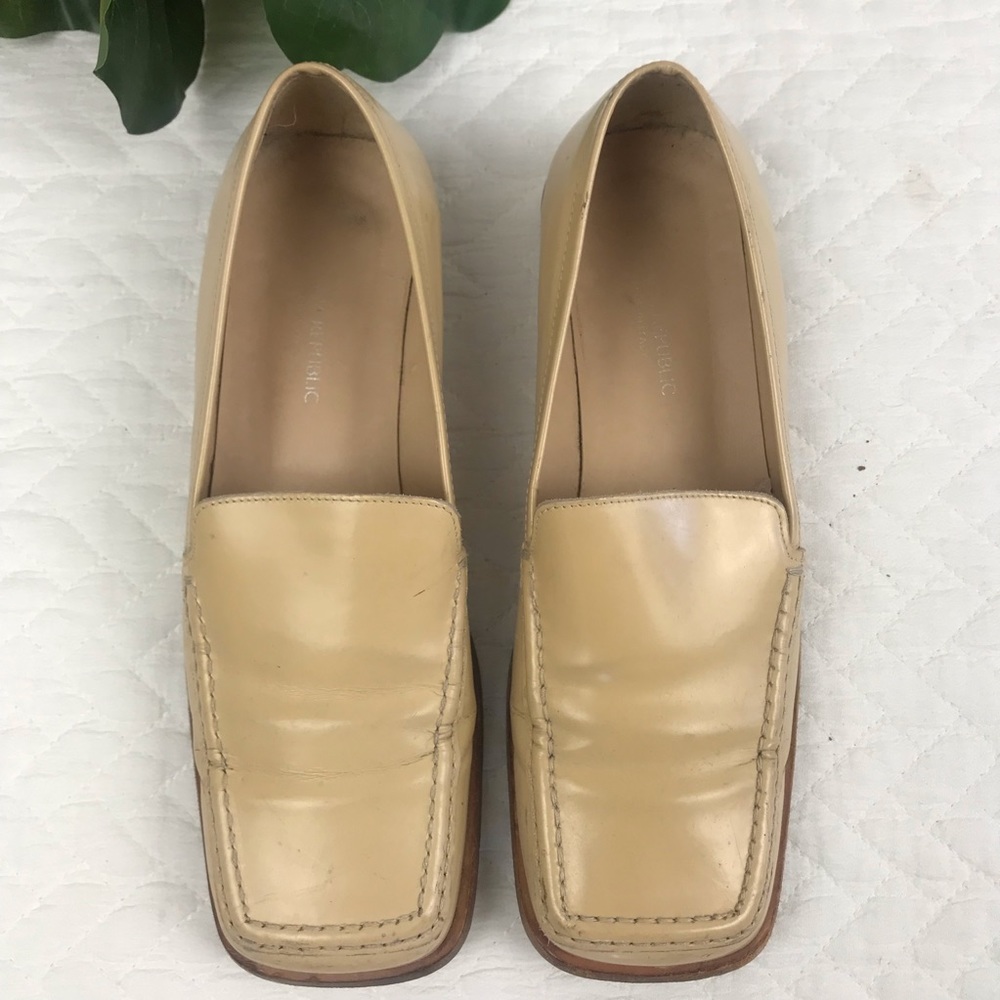 Banana Republic Italian Made Tan Leather Loafers Size 6